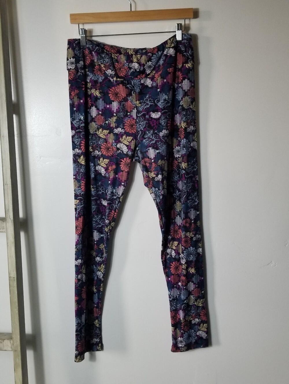 LULAROE WOMEN'S TALL AND CURVY LEGGINGS BLACK WITH MULTI-COLORED FLOWERS